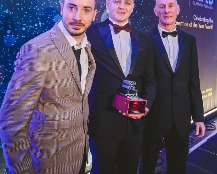 Seth Imray recibe el premio inaugural de Aprendiz del Año de ALFED por su destacada trayectoria en la industria del aluminio
