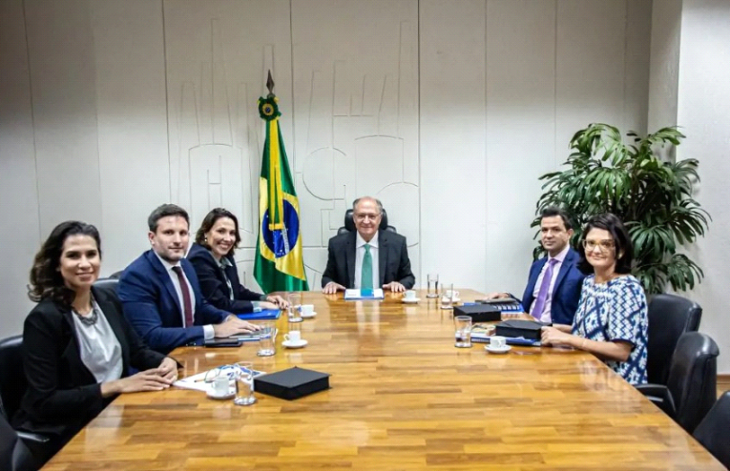 يجتمع أبال والحكومة لمناقشة الاستراتيجيات الممكنة لتعزيز المزايا التنافسية لصناعة الألمنيوم في البرازيل