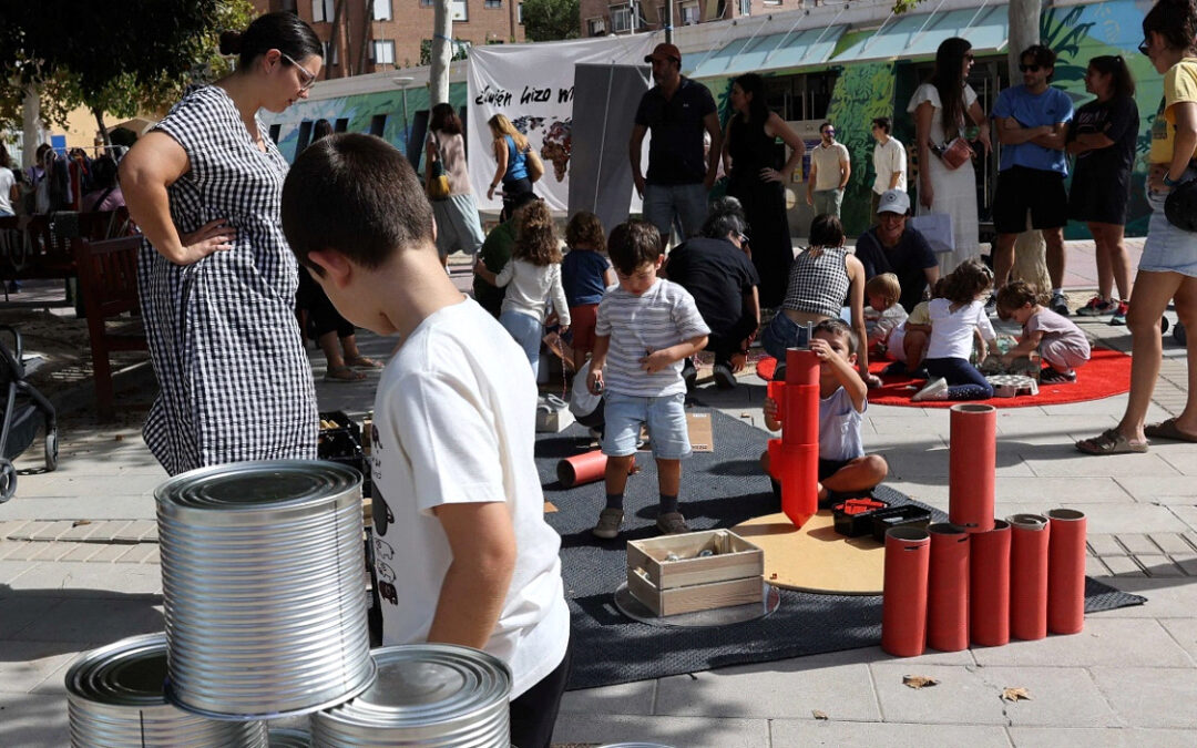 Auxiliar Conservera partecipa al festival Distopía con un laboratorio di riciclaggio di lattine.