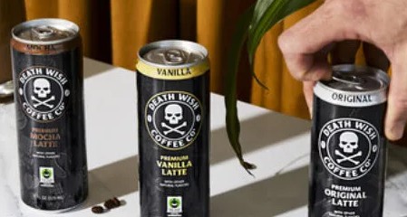 A Death Wish Coffee lança seus novos lattes com sabores de baunilha, mocha e original.