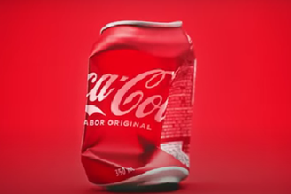 コカ・コーラ、ロゴをひねってリサイクルを奨励