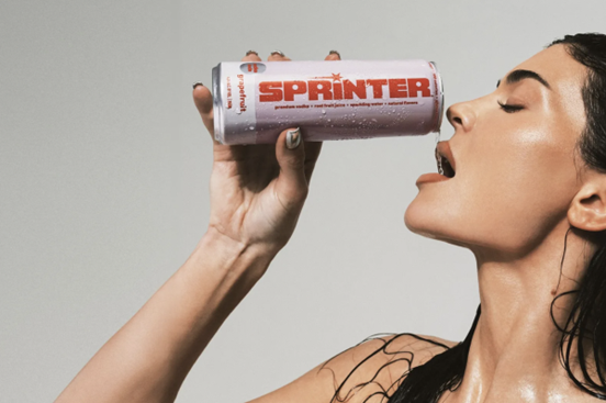凯莉-詹娜推出首款罐装鸡尾酒：Sprinter
