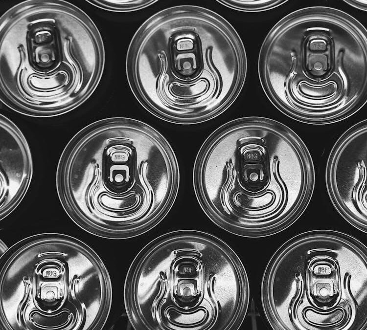 Limpiar las latas antes de beber reduce la exposición a bacterias y hongos