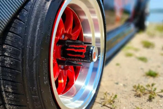 Latas como decoração em aros de carros esportivos