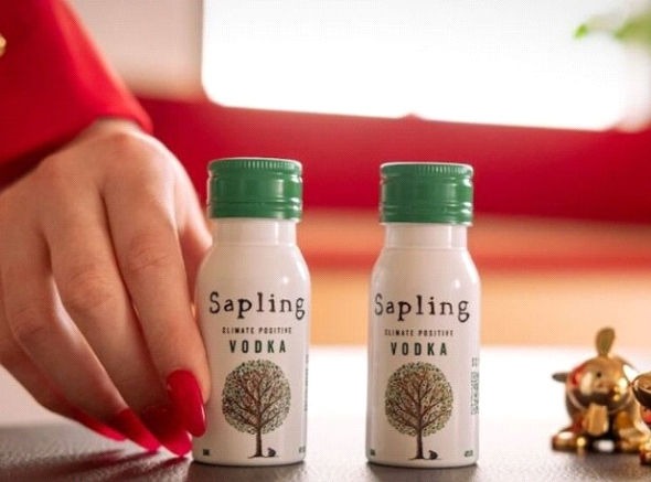 Virgin Atlantic bietet in Zusammenarbeit mit Sapling Spirit Wodka in Aluminiumflaschen an