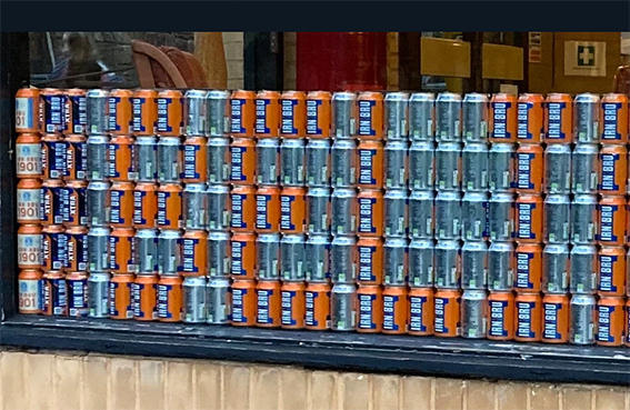 Una iglesia escocesa fabrica un calendario festivo con latas de Irn Bru