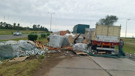 Vuelca un camión de latas en cerca e Villa Mercedes, Argentina