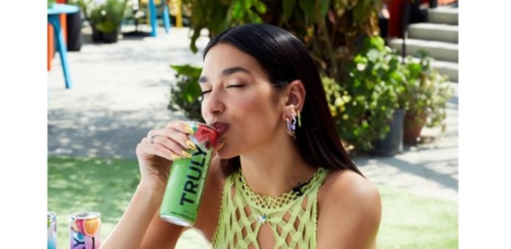 dua lipa bautiza primer bar de seltz duro de truly