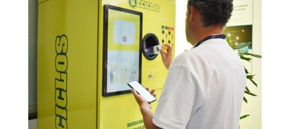 grupo antolin instala una máquina que recompensa por reciclar