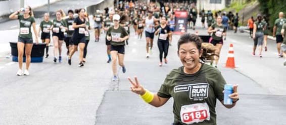 la track&field run adopta agua en lata minalba para sus eventos deportivos